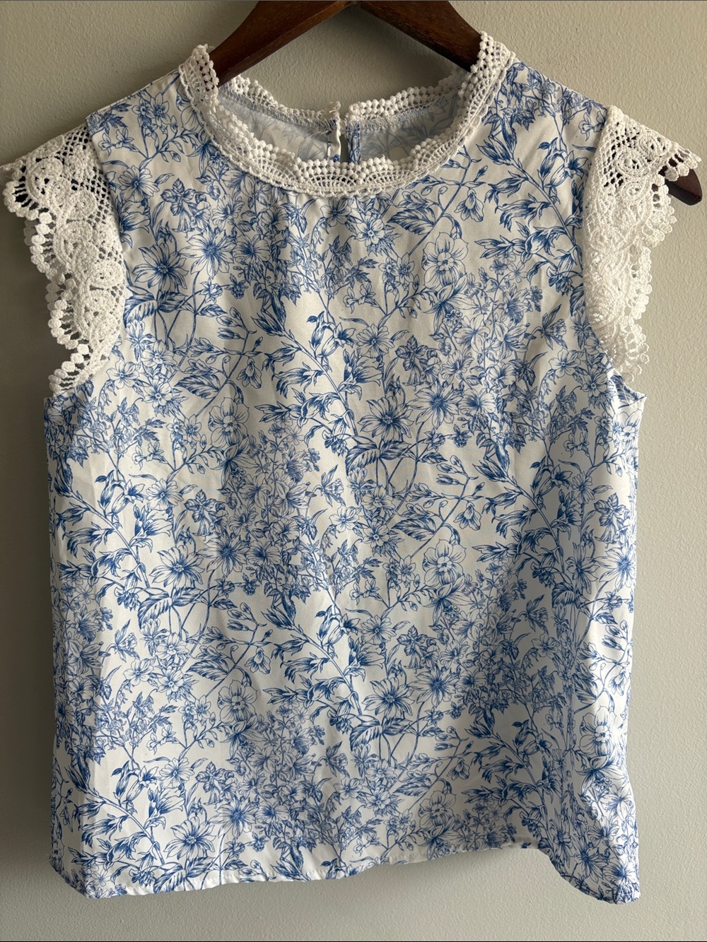 SHEIN Blue & White Floral Toile Print Crochet Lace Cap Sleeve Blouse XS